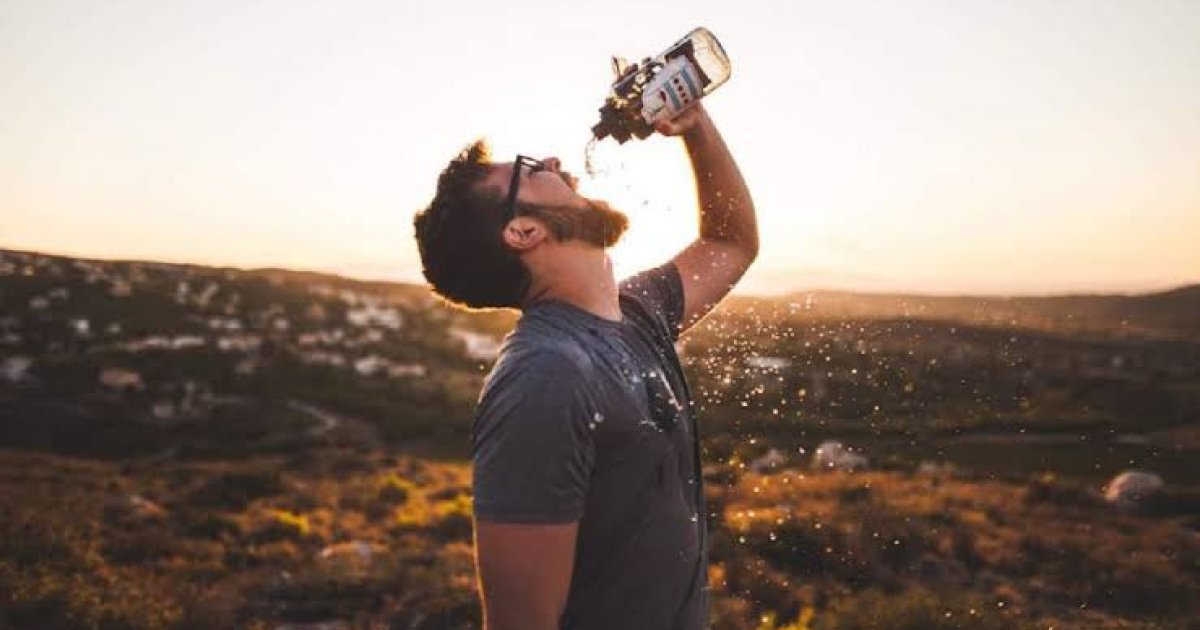 په ولاړه د اوبو څښلو زيانونه